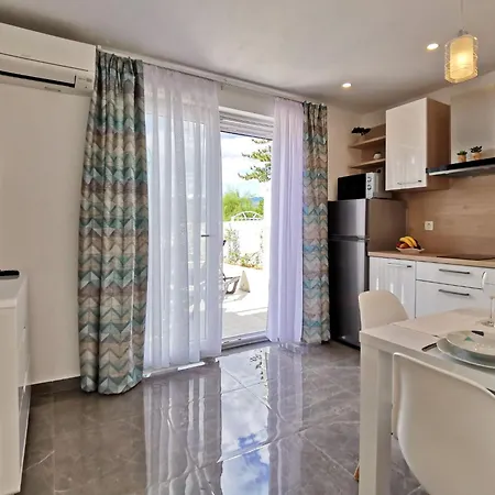 By Interhome Apartamento Šilo