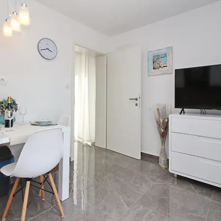 By Interhome Apartamento Šilo